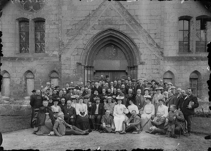 Groupe de congressistes devant le portail de l'infirmerie (Société française d'archéologie)