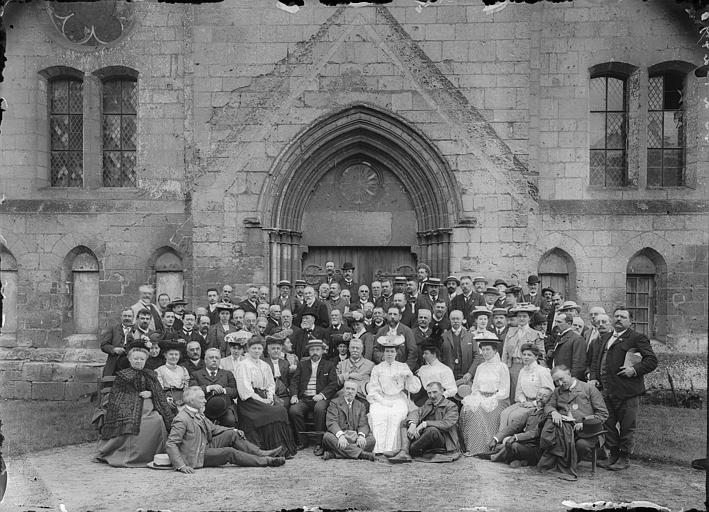 Groupe de congressistes devant le portail de l'infirmerie (Société française d'archéologie)