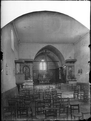 Vue intérieure de la nef vers le choeur