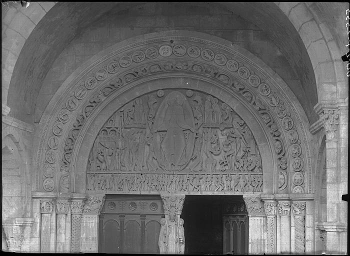 Portail du narthex : Tympan sculpté