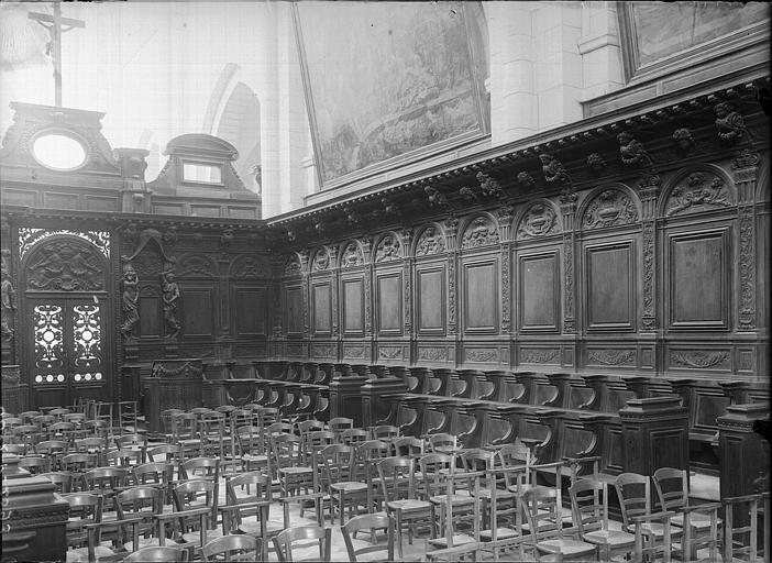 Eglise : Stalles du choeur, côté droit et porte d'entrée