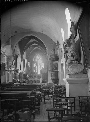 Vue intérieure de la nef vers le choeur