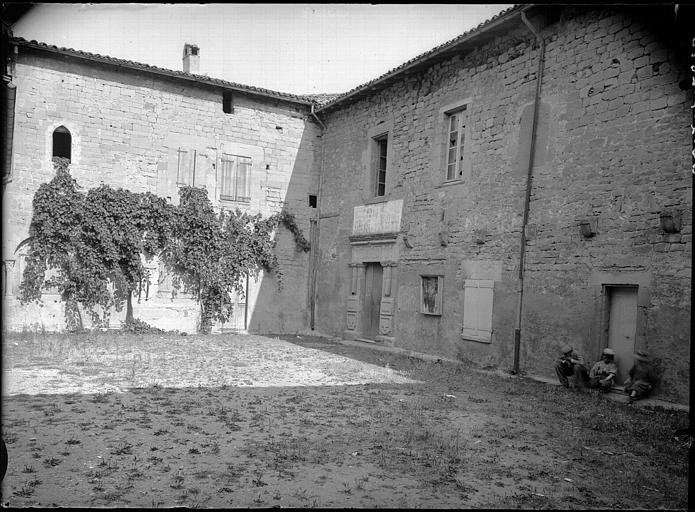 Cloître et cour côté est. Porte de la mairie