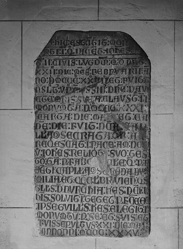 Inscription plaquée sur le mur sud de l'absidiole droite, de la famille Bernard d'Huron