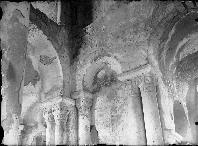 Vue intérieure du bas-côté sud : Chapiteaux d'arcades