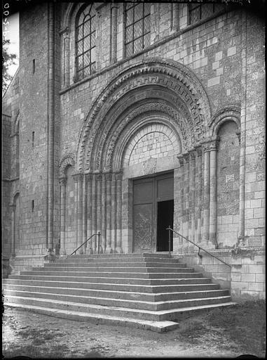 Portail de la façade ouest