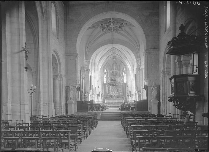Vue intérieure de la nef vers le choeur