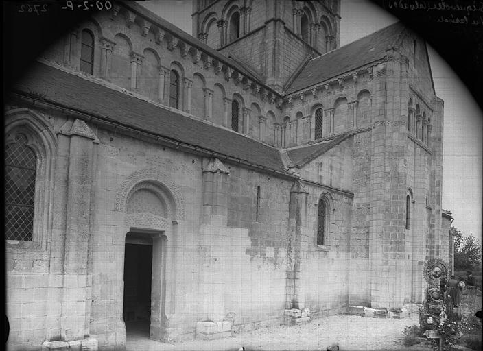 Façade sud : Porte et transept