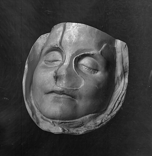 Tête sculptée : Masque de jeune fille, trouvée rue de Trévise, épitaphe de Claudia Victoria