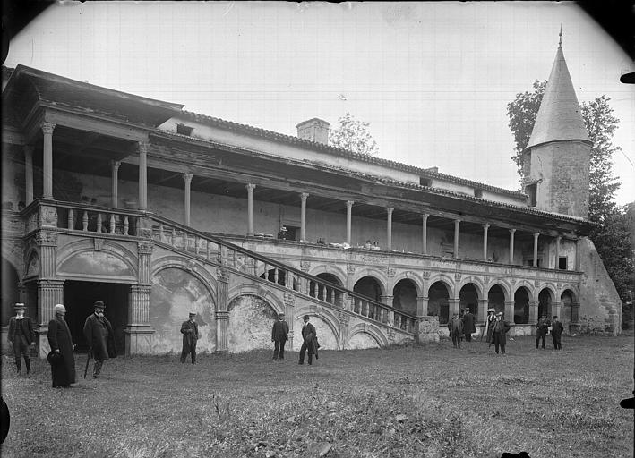 Cour intérieure : Aile avec grand escalier