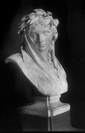 Buste en marbre : Iphigénie, prêtresse de Diane