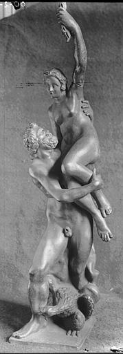 Groupe sculpté en bronze massif noir, non signé : Enlèvement d'Orithye par Borée