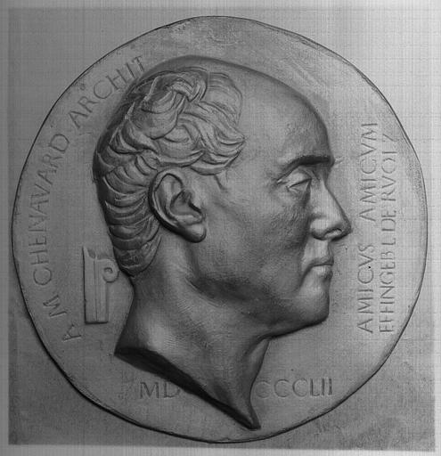 Médaillon sculpté en bas-relief : Chenavard, architecte