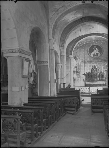 Vue intérieure de la nef vers le choeur