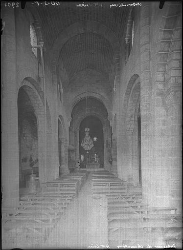 Vue intérieure de la nef vers le choeur