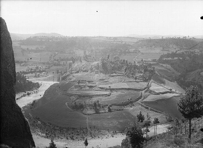 Vue générale des ruines du château, prise de la montagne voisine en venant de Goudet au nord-est, au pied de la Loire