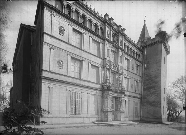 Façade ouest : Vue perspective prise au niveau de la terrasse, vers le sud