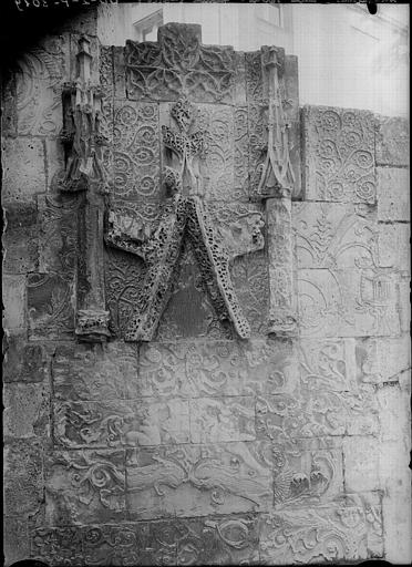 Pan de mur couvert d'arabesques, seule partie subsistante de la chapelle de Saint-Gelais