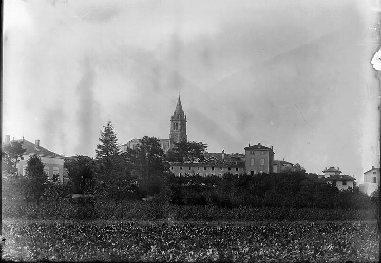Vue générale du village prise de la route de Lyon, au sud