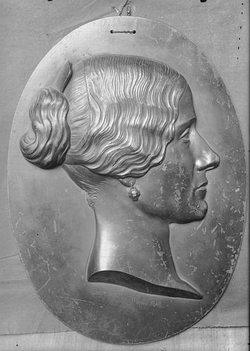 Médaillon en bronze, sculpté en bas-relief : Buste de Marie Bonnardel née F. Barquet