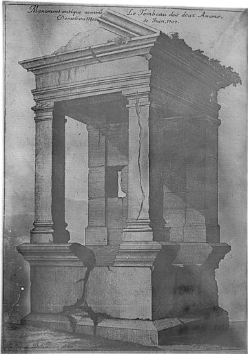 Gravure : Monument antique nommé le Tombeau des Deux Amants, détruit en juin 1707