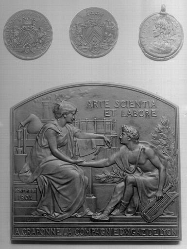 Plaquette sculptée en bas-relief et médailles offertes par la compagnie du gaz à son ingénieur Crapousse