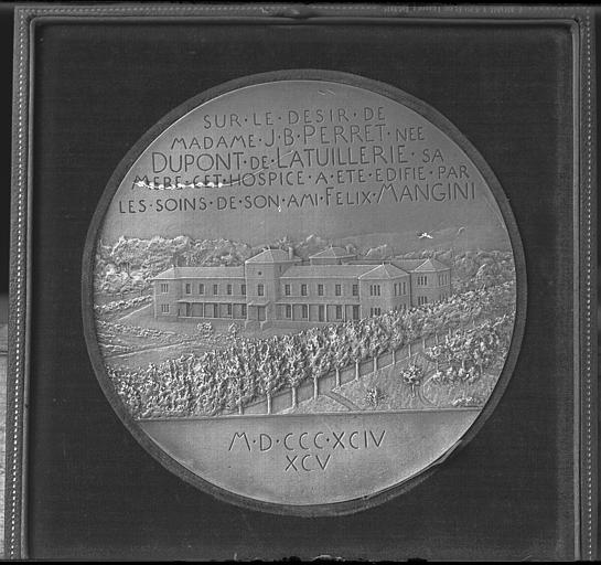 Grande médaille : Hôpital Michel Perret. Trois petits jetons