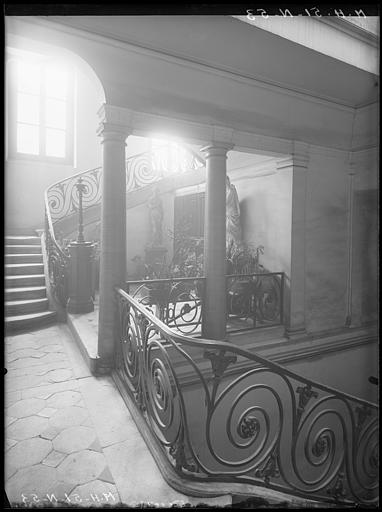 Escalier en pierre avec sa rampe en fer forgé : palier du premier étage