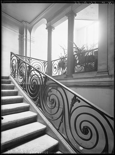 Escalier en pierre avec sa rampe en fer forgé : arrivée au deuxième étage