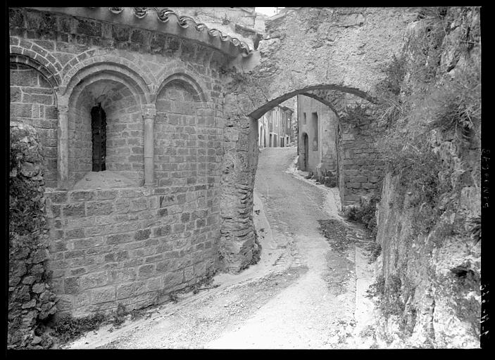 Arc reliant l'église à la falaise