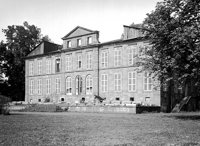 Façade sur le parc : dégradations et couvertures provisoires des ailes