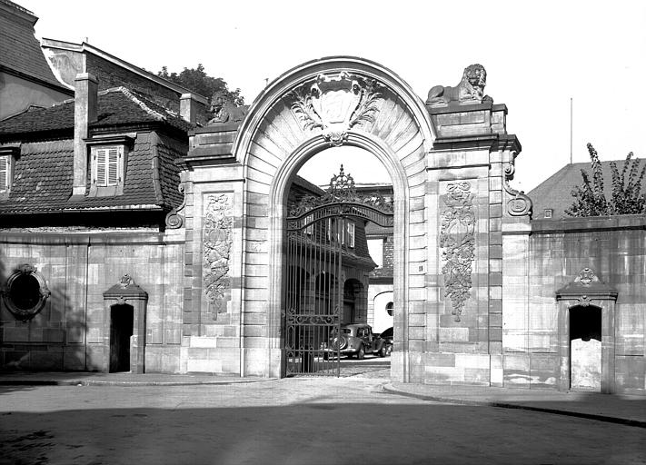 Portail d'entrée, côté rue Brûlée