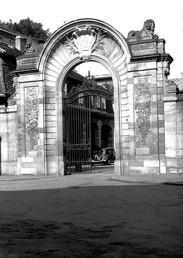 Portail d'entrée, côté rue Brûlée