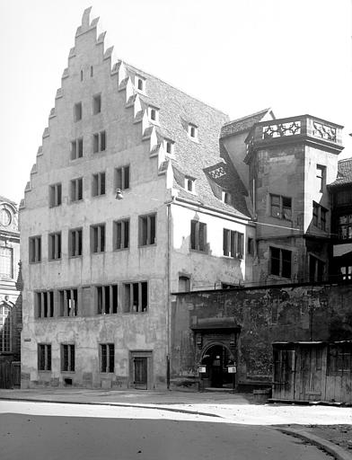 Façade donnant sur la place du Château