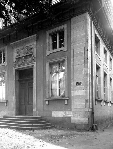 Entrée de la bibliothèque sur la rue du lycée