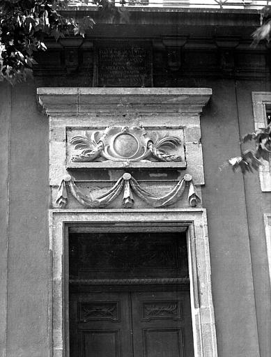 Entrée de la bibliothèque sur la rue du lycée : motif frontal en pierre sculptée