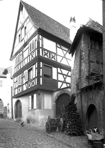 Maison à pans de bois : façade sur rue