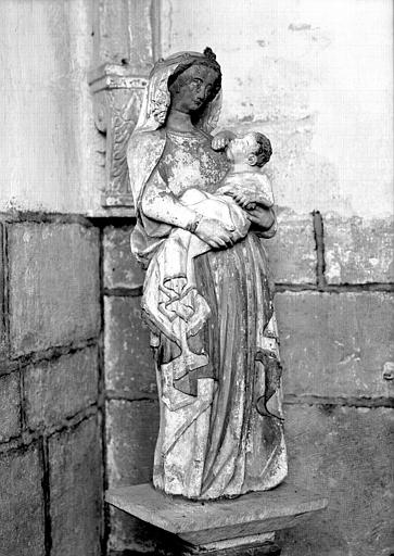 Statue de pierre située dans la chapelle des fonts baptismaux : Vierge à l'Enfant