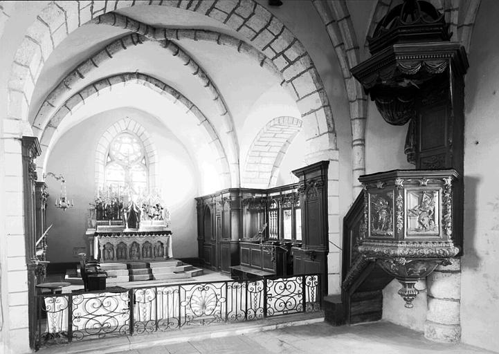 Ensemble du choeur et chaire à prêcher en bois sculpté