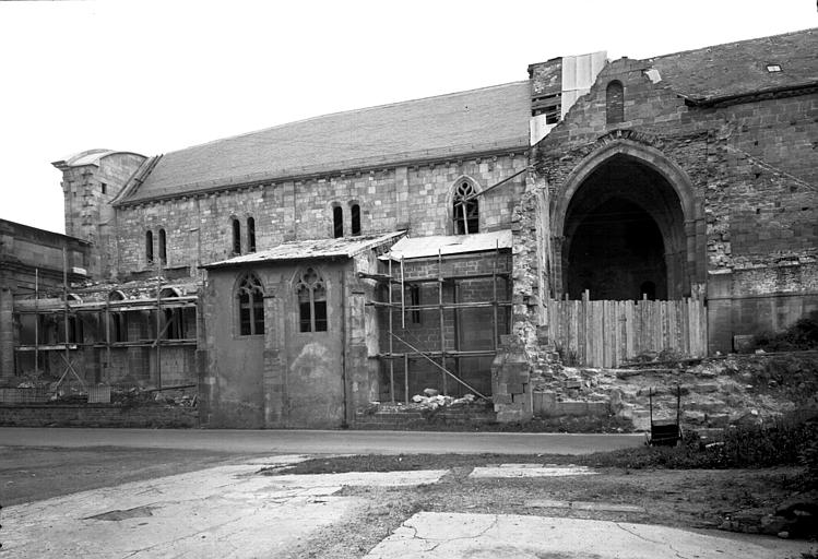 Façade latérale sud : ouverture béante du croisillon sud démoli