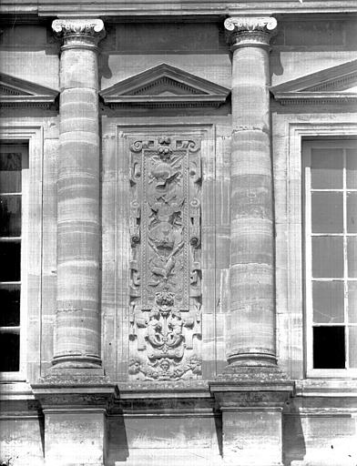 Pavillon Renaissance, bas-relief central du premier étage : vue d'ensemble