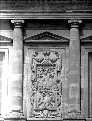 Pavillon Renaissance, bas-relief central du premier étage : l'Eau