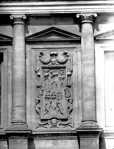 Pavillon Renaissance, bas-relief central du premier étage : les Vents