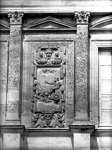 Pavillon Renaissance, bas-relief droit du deuxième étage : la Terre