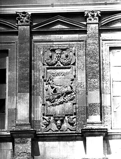 Pavillon Renaissance, bas-relief gauche du deuxième étage : le Feu