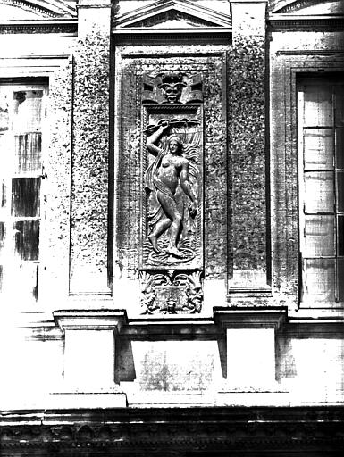 Pavillon Renaissance : bas-relief central du deuxième étage