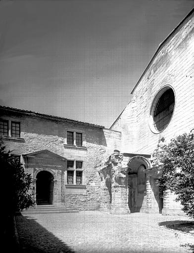 Entrée de l'église et maison du gardien