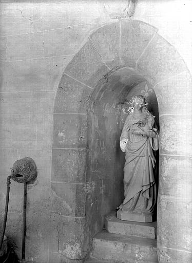 Niche dans le cloître avec statue de sainte Agnès