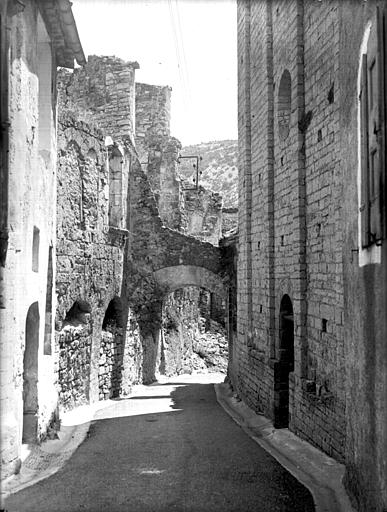 Porte nord du croisillon nord et maison romane