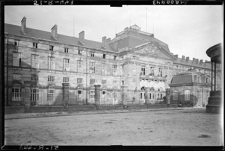 Façade principale sur la place : pavillon central